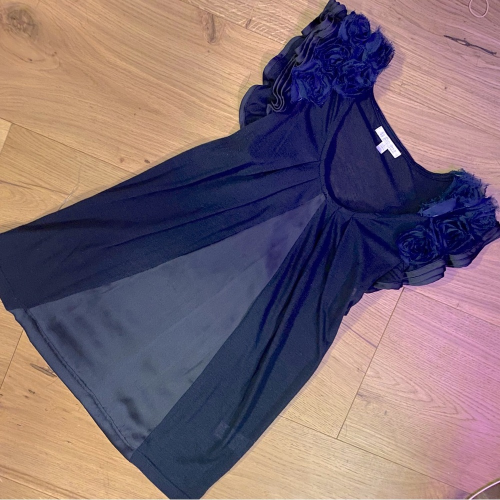 Laquette sleeveless blouse with flowers on the shoulder and silk panel on front